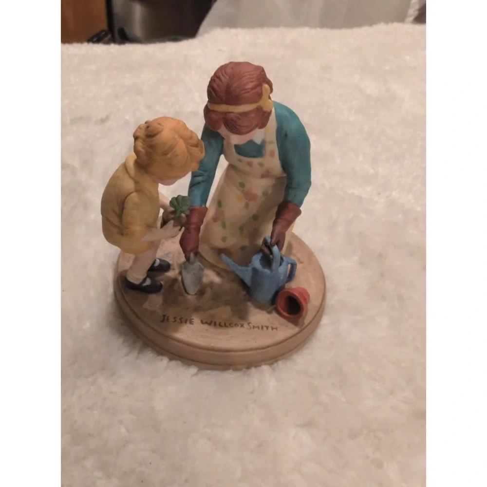 1986 Avon "Helping Mom" Figurine VTG Porcelain  Jessie Willcox Smith Mothers Day - Picture 6 of 6
